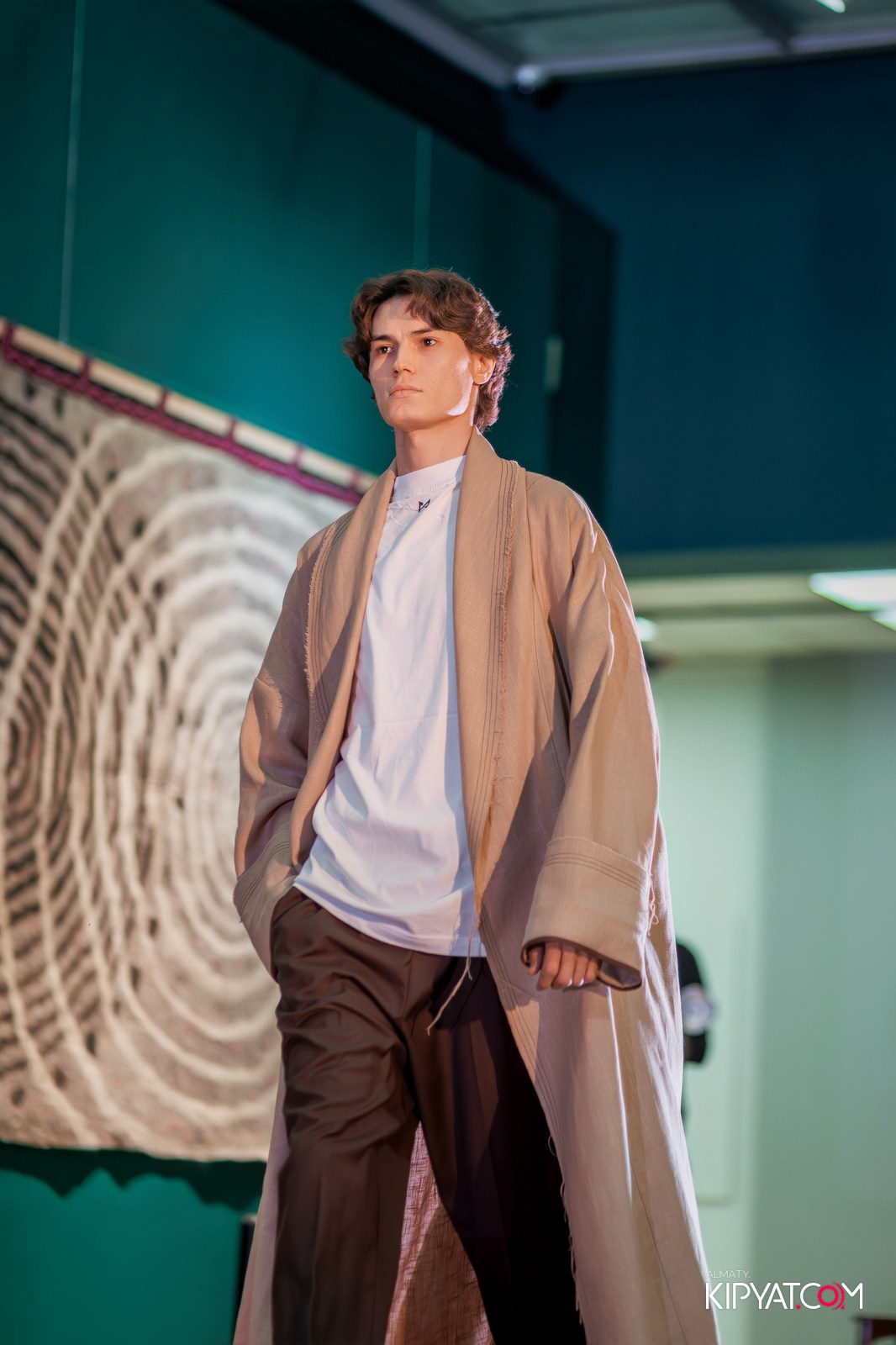 FASHION ПОКАЗ, КАЗАХСКОЙ НАЦИОНАЛЬНОЙ ОДЕЖДЫ. КИПЯТКОМ АЛМАТЫ!