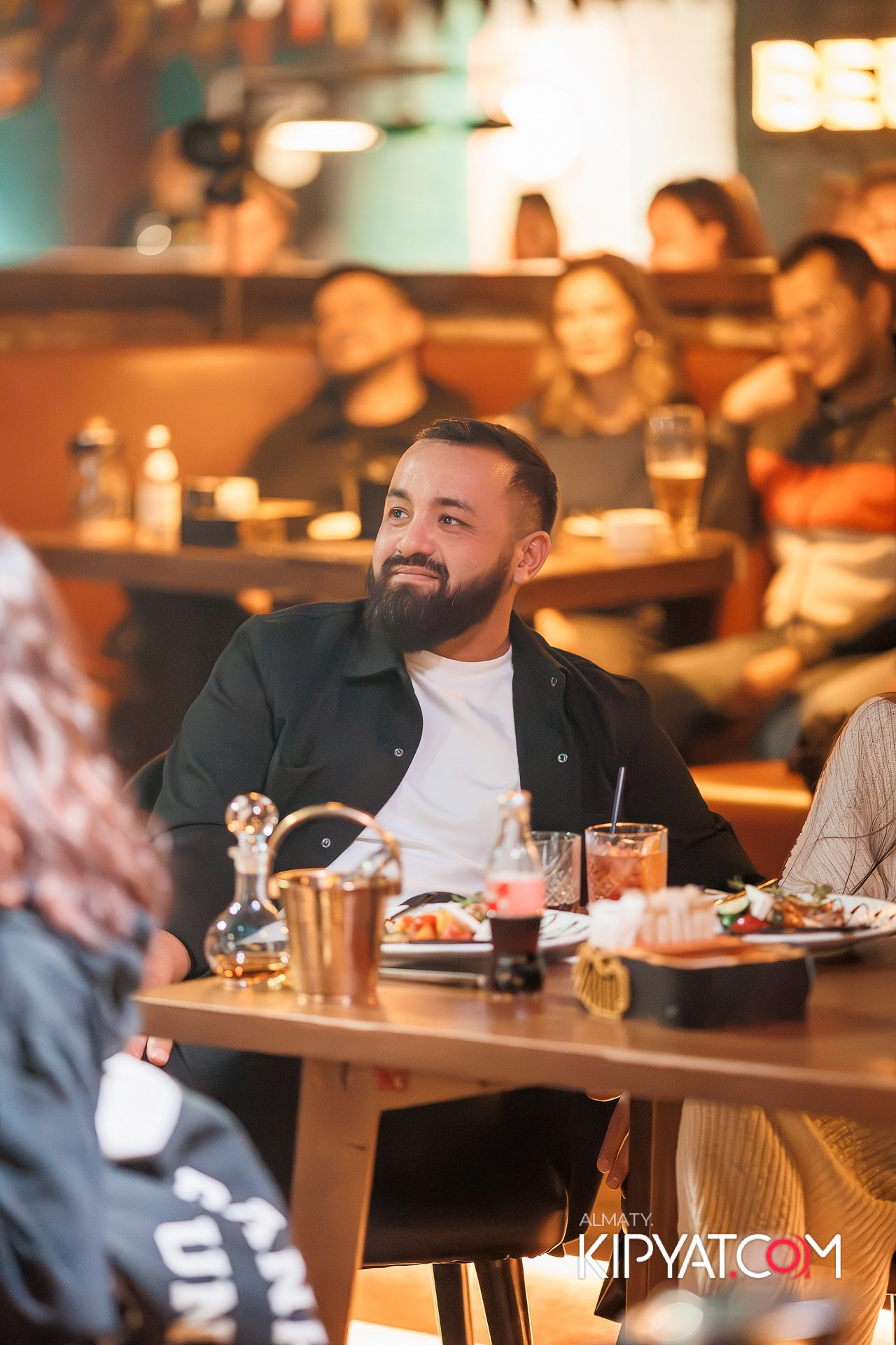 СОЛЬНЫЙ СТЕНДАП КОНЦЕРТ АЛЕКСАНДРА МЕРКУЛЬ. КИПЯТКОМ АЛМАТЫ!