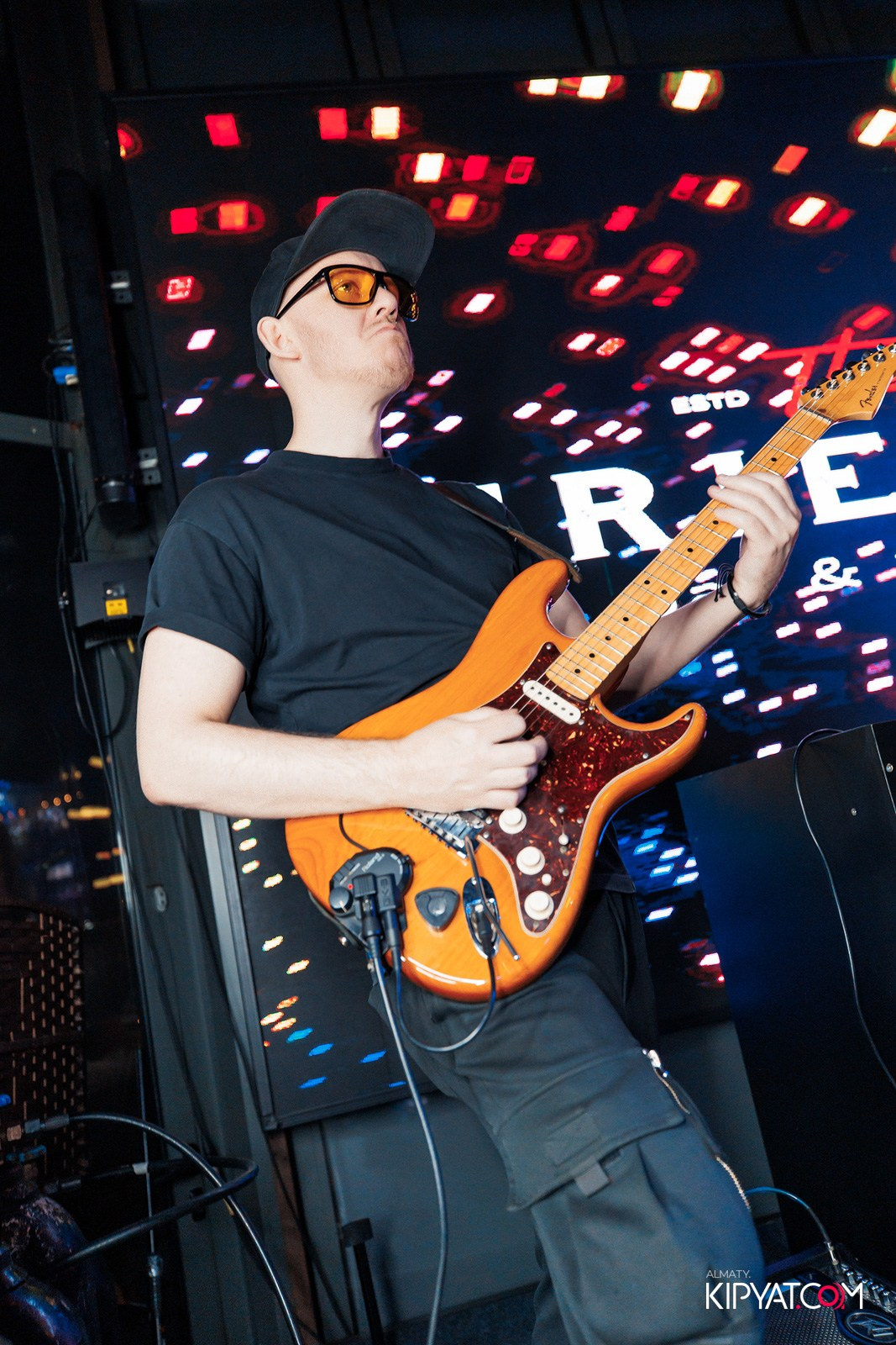 FRIENDS BAR & TERRACE. КИПЯТКОМ АЛМАТЫ!