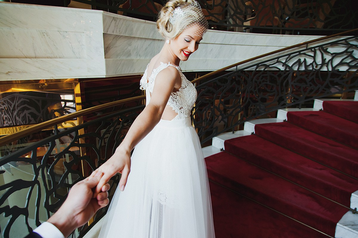 Москва. Свадебная романтическая прогулка Лены и Эндрю. Фотограф крещение венчание в Петербурге! Помогает подобрать храм и посоветовал душевного батюшку в СПб