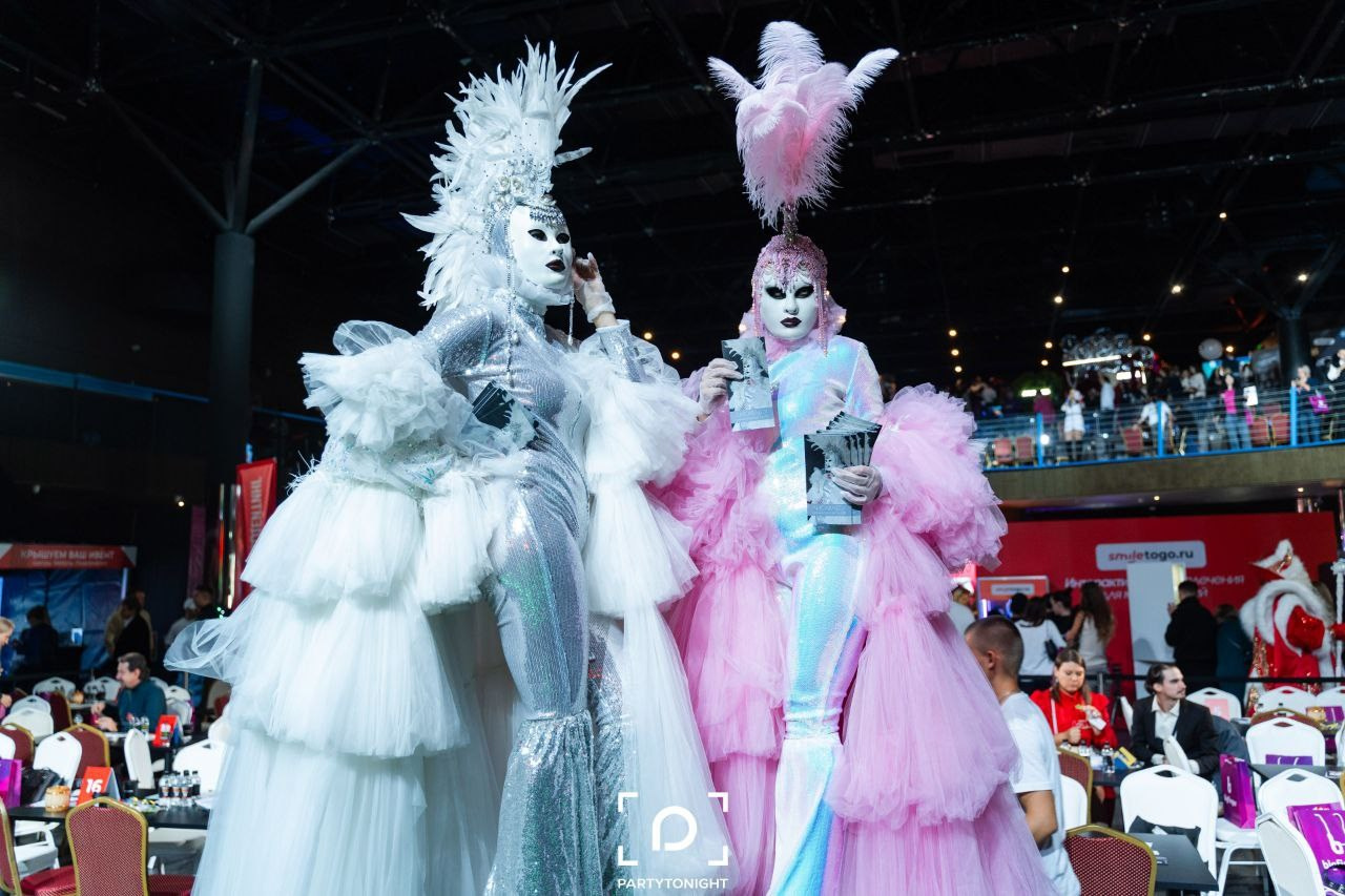 Лиса в Лесу на ивент-выставке ЁЛКИ 2025. Мимы и Ходулисты на встречу гостей. Москва