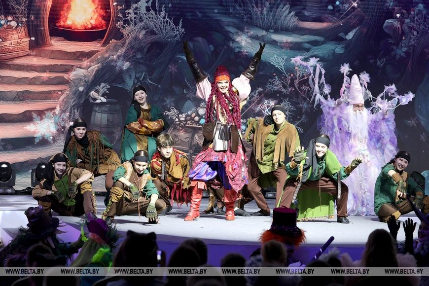 Оформление спектакля во Дворце Независимости. AI-художник, контентмейкер, режиссёр Наталия Жданович