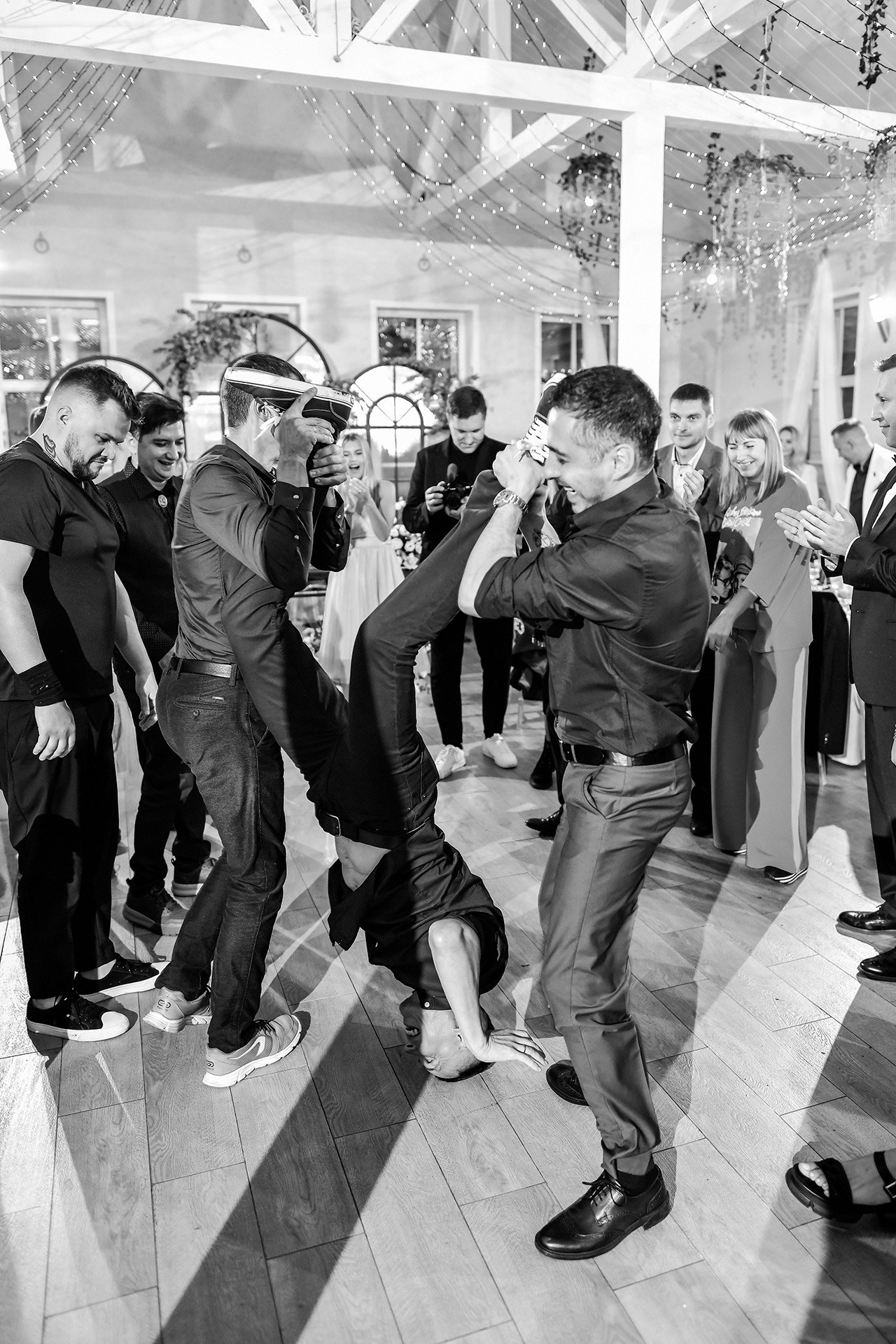 🔥 Саша и Катя — драйвовая свадебная вечеринка Красноярска в Шато white. 📸 Свадебный и семейный фотограф в Красноярске Тихомиров Евгений | 17 лет опыта | 800+ свадеб