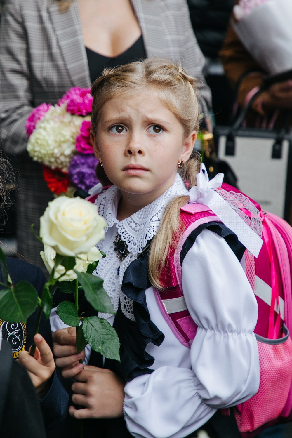 Школьники 1 сентября, линейка. Фотограф крещение венчание в Петербурге! Помогает подобрать храм и посоветовал душевного батюшку в СПб