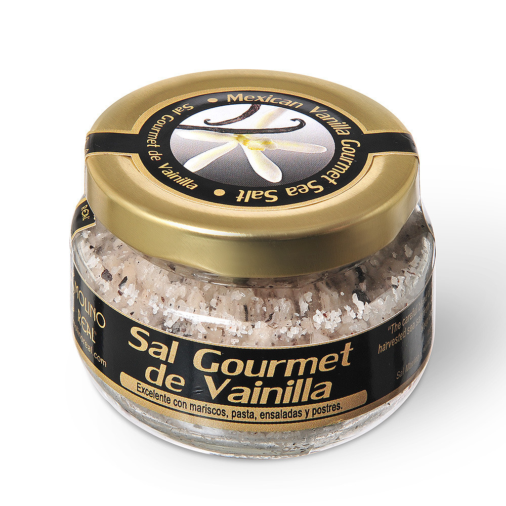 Банка с солью на белом фоне