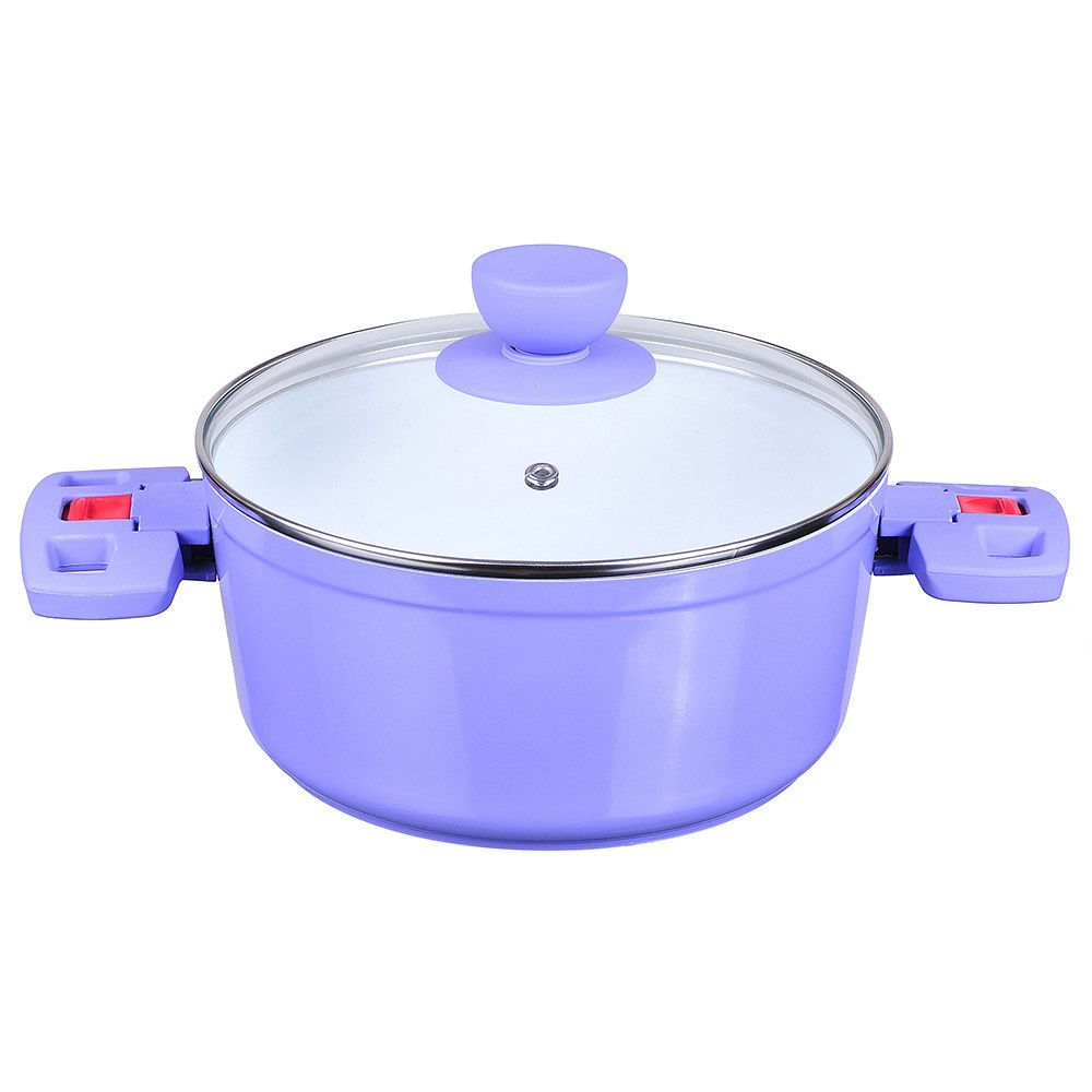 фиолетовая кастрюля с ручками с прозрачной крышкой на белом фоне