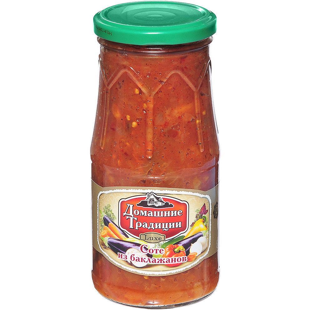 соте из баклажанов в стеклянной банке на белом фоне