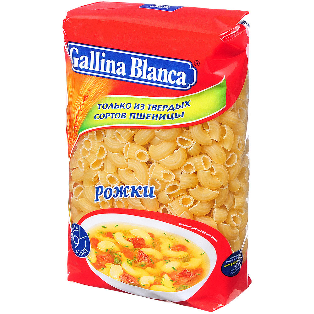 упаковка с макаронами на белом фоне