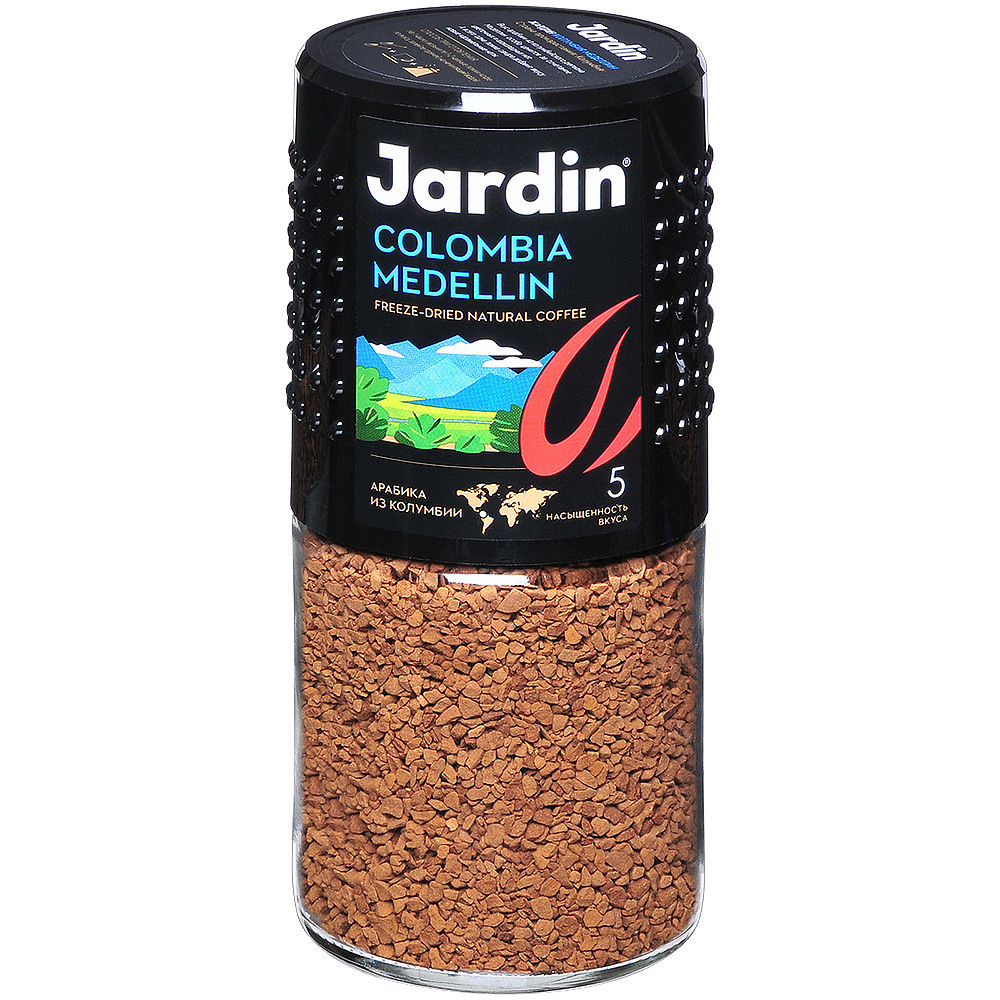 Кофе растворимый в стеклянной банке на белом фоне.