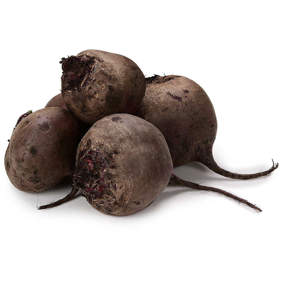 Килограмм свёклы на белом фоне.