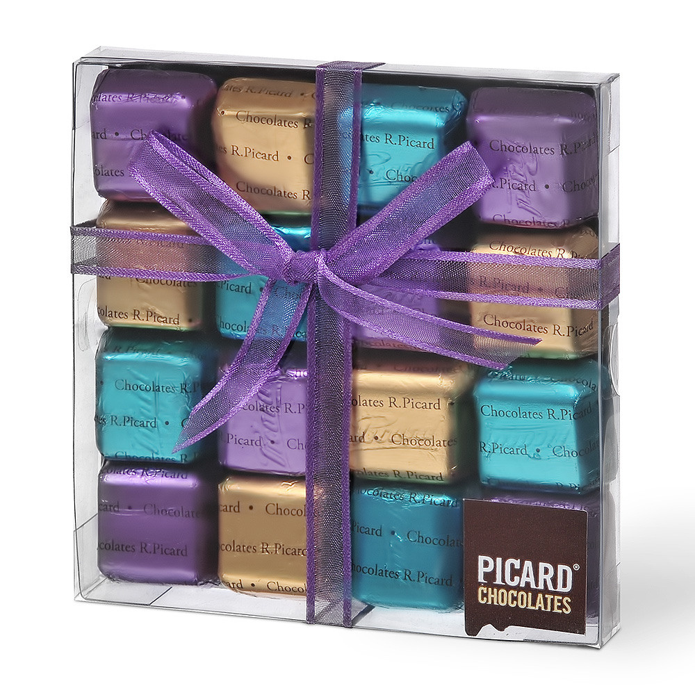 упаковка конфет на белом фоне