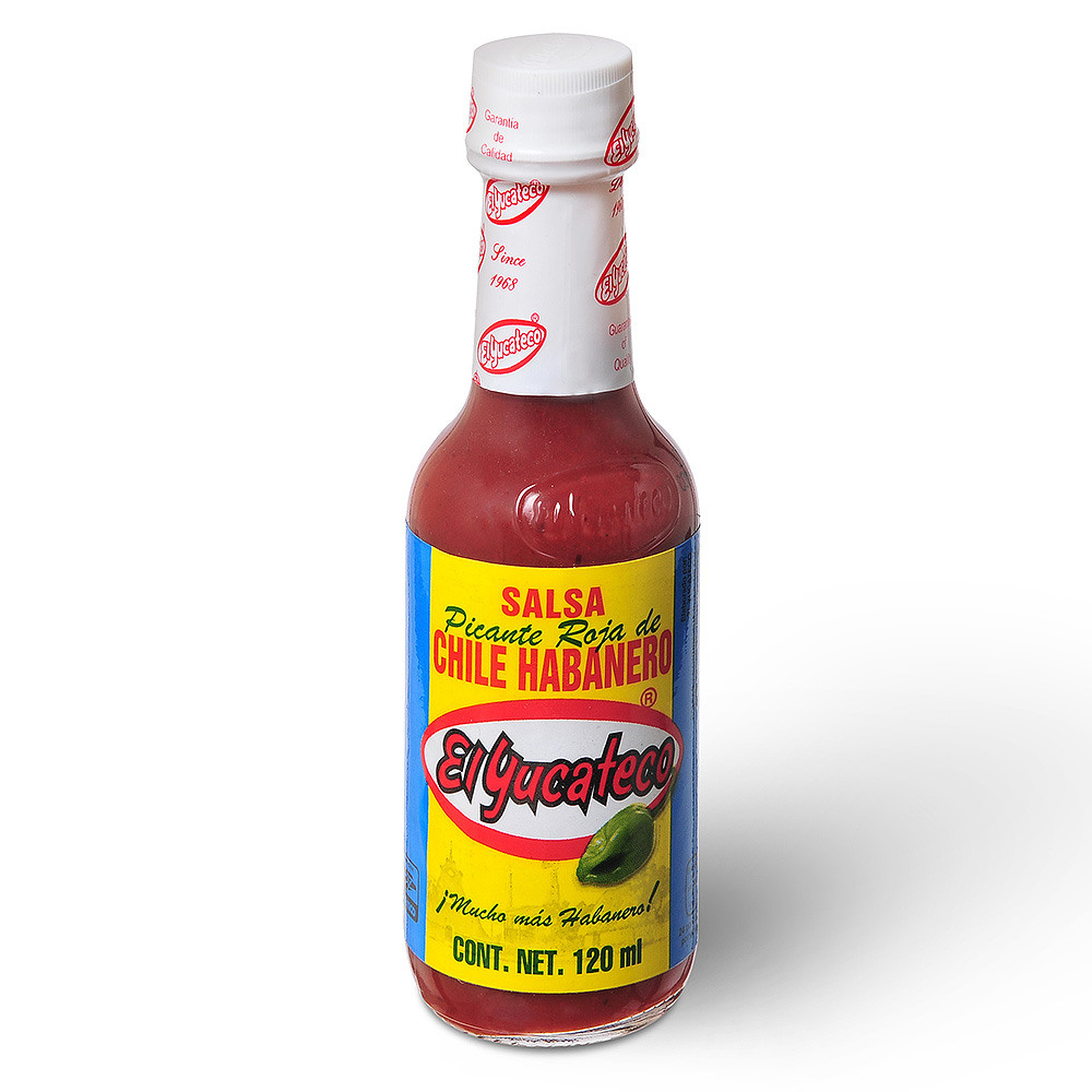 бутылка с соусом на белом фоне