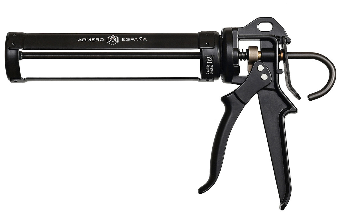 чёрный пистолет для монтажной пены на белом фоне