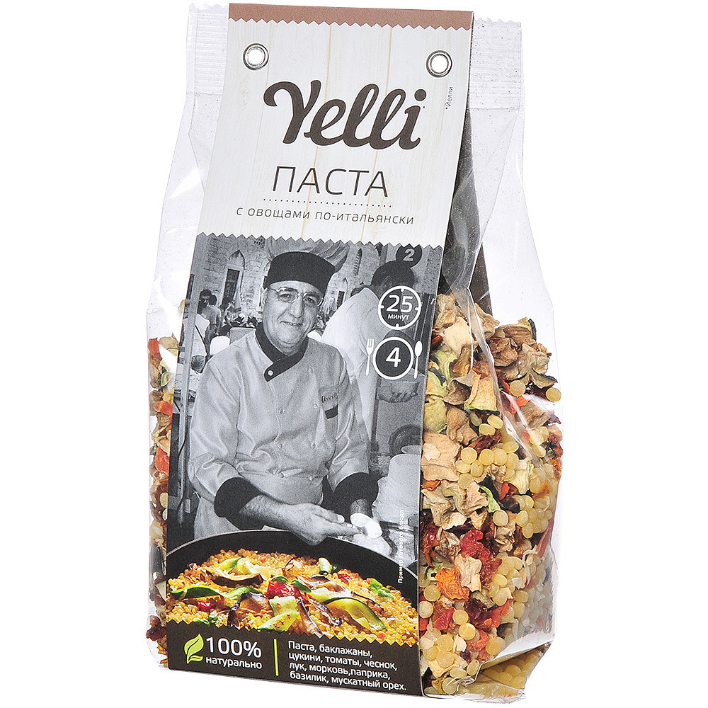 упаковка с макаронами на белом фоне