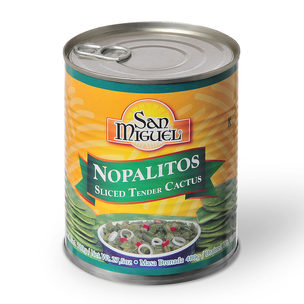 банка с халапеньо на белом фоне