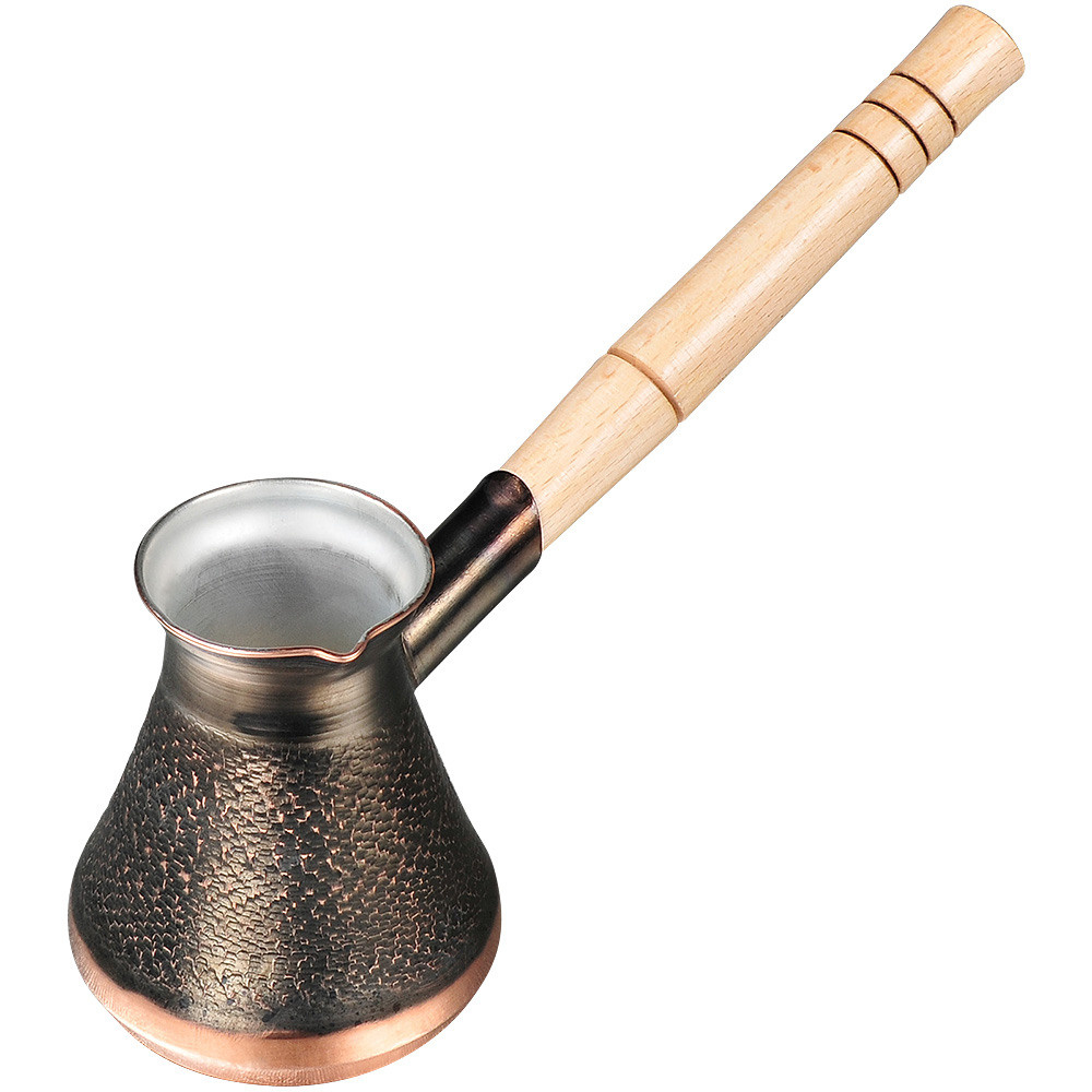 турка медного цвета на белом фоне