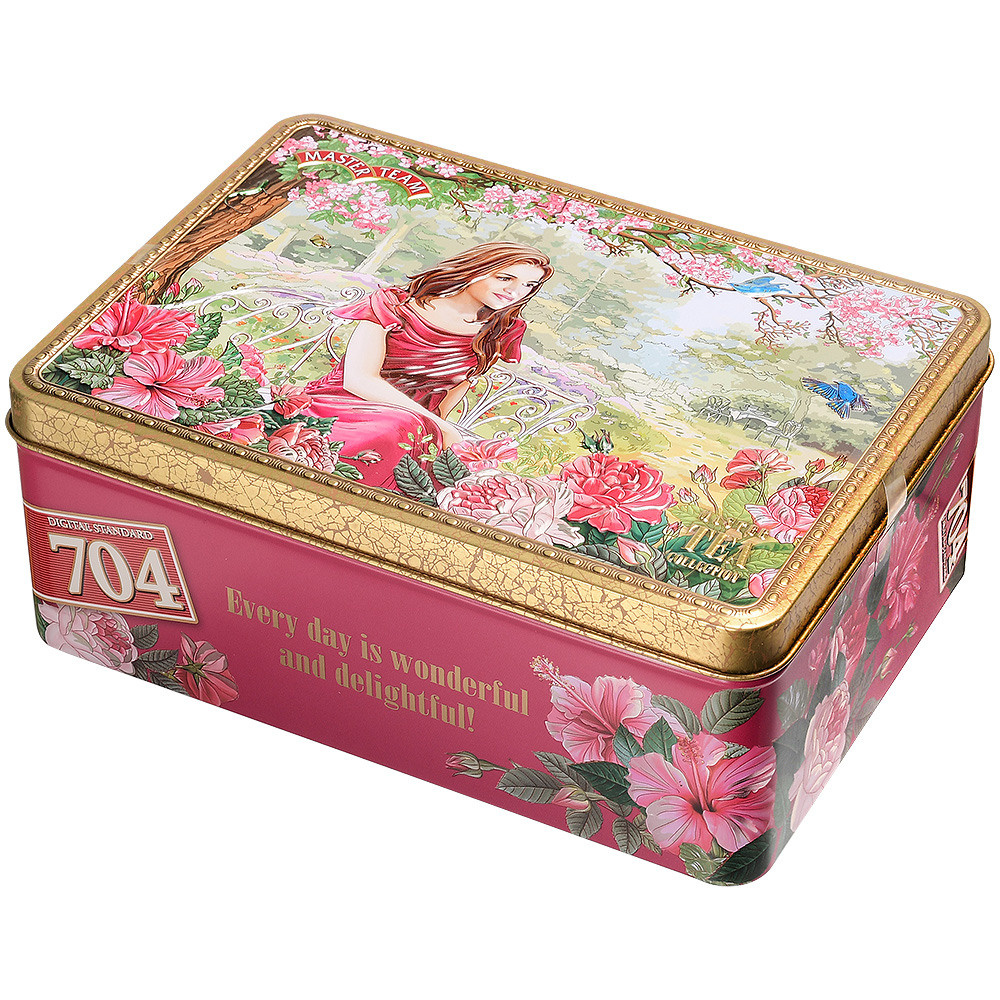 Чай в жестяной коробке на белом фоне.