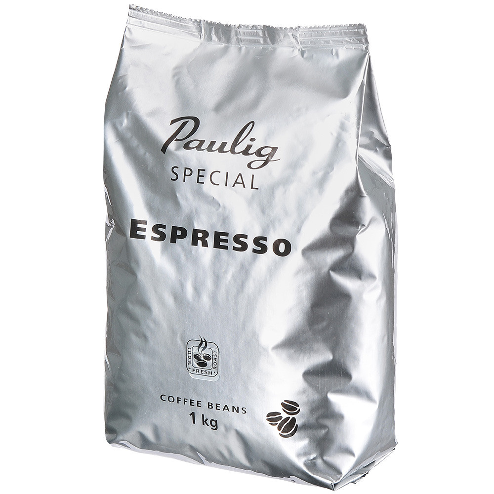 Серебристый пакет кофе на белом фоне.