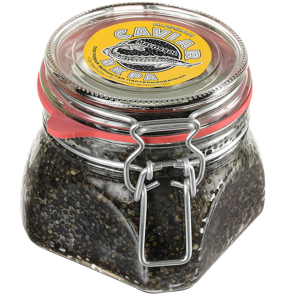 стеклянная банка с икрой на белом фоне