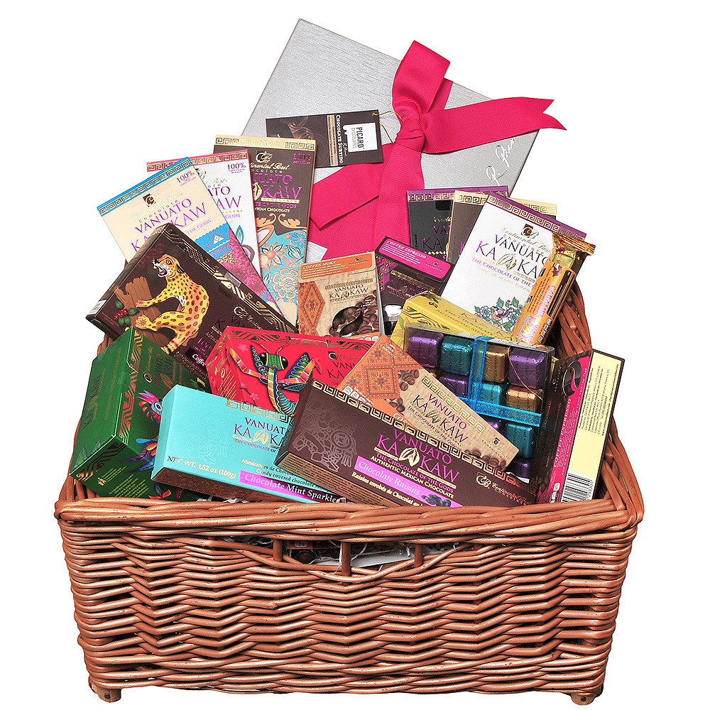 Продуктовая корзина на белом фоне