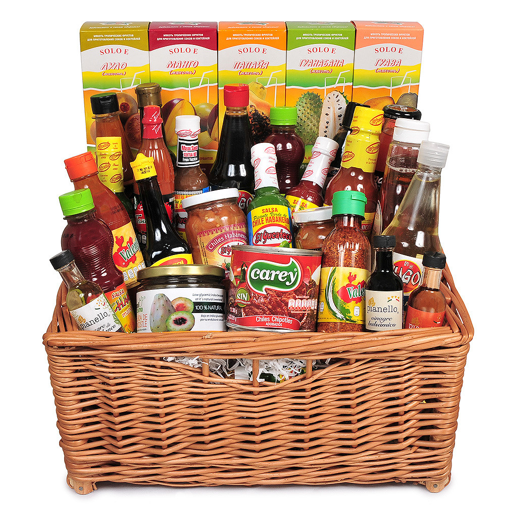 корзина с соусами на белом фоне
