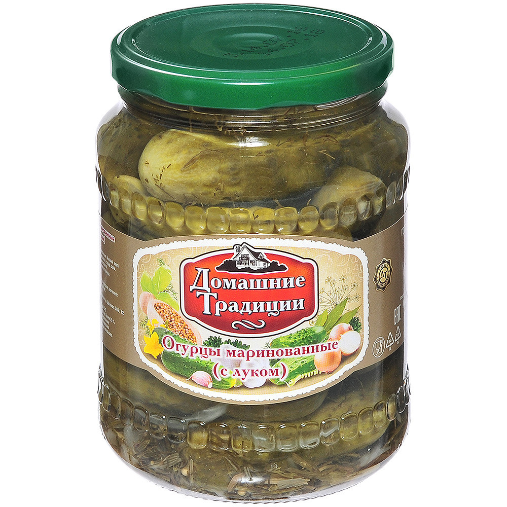 маринованные огурцы в стеклянной банке на белом фоне