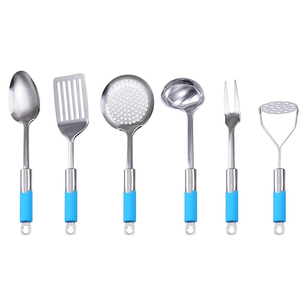 набор для кухни из металлических предметов с синими ручками на белом фоне