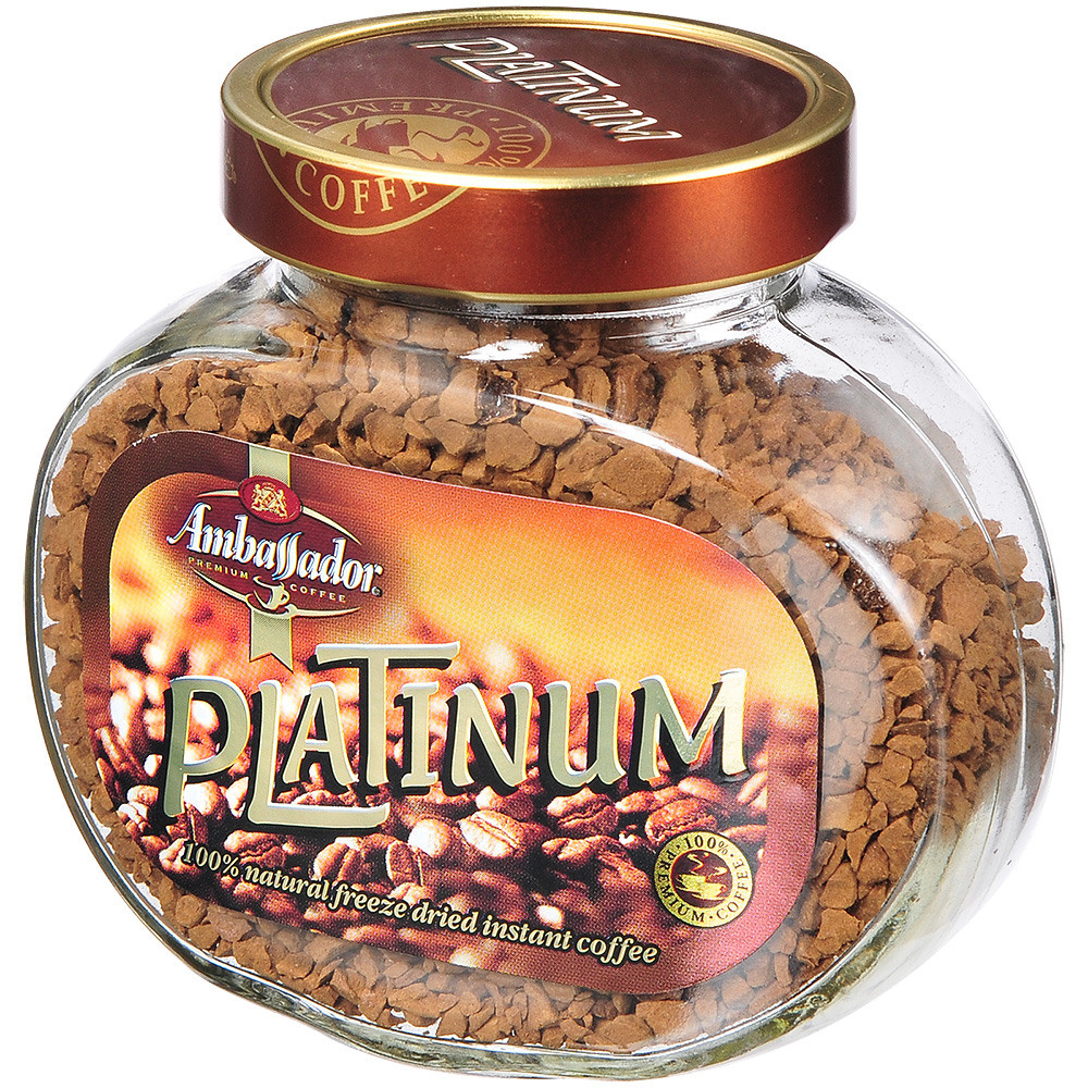 Быстрорастворимый кофе в стеклянной банке с золотой этикеткой.