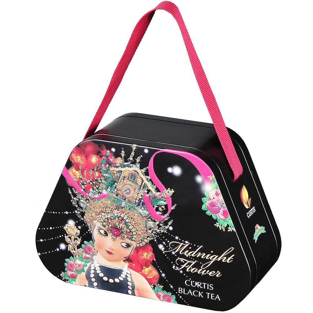 чёрная жестяная коробка с чаем на белом фоне.