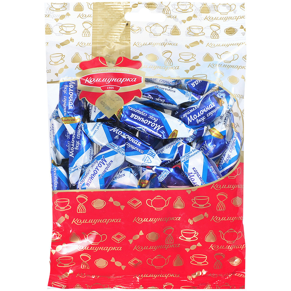 Голубые конфеты в прозрачной упаковке на белом фоне.