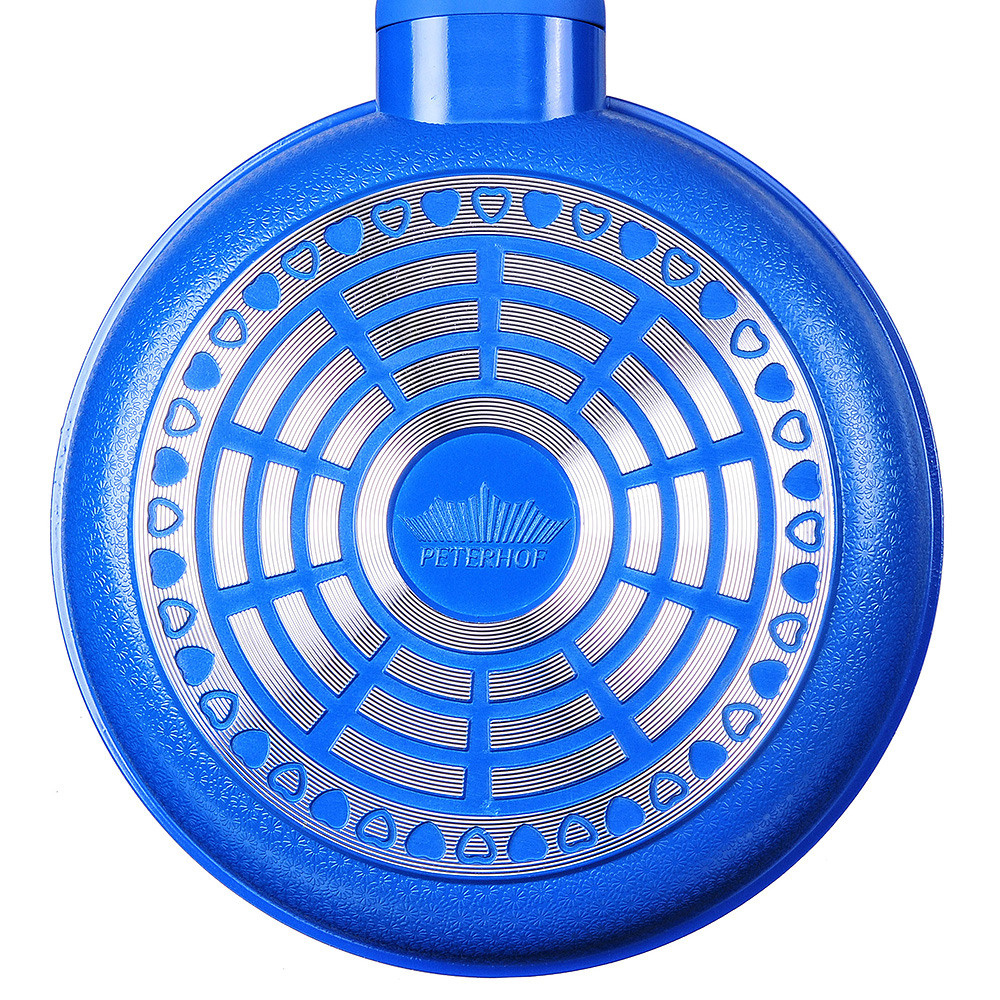 синяя сковородка на белом фоне