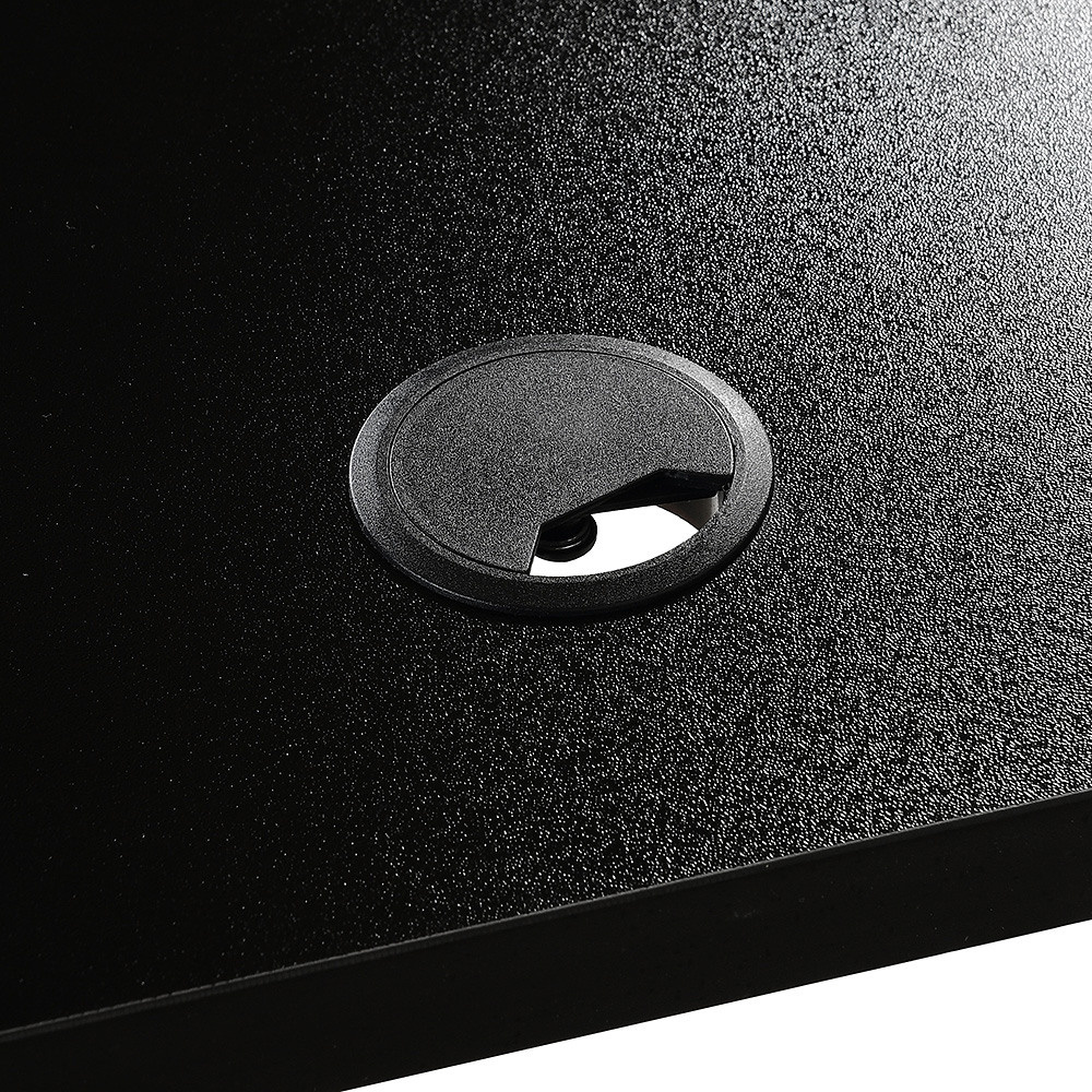 стол крупным планом на белом фоне