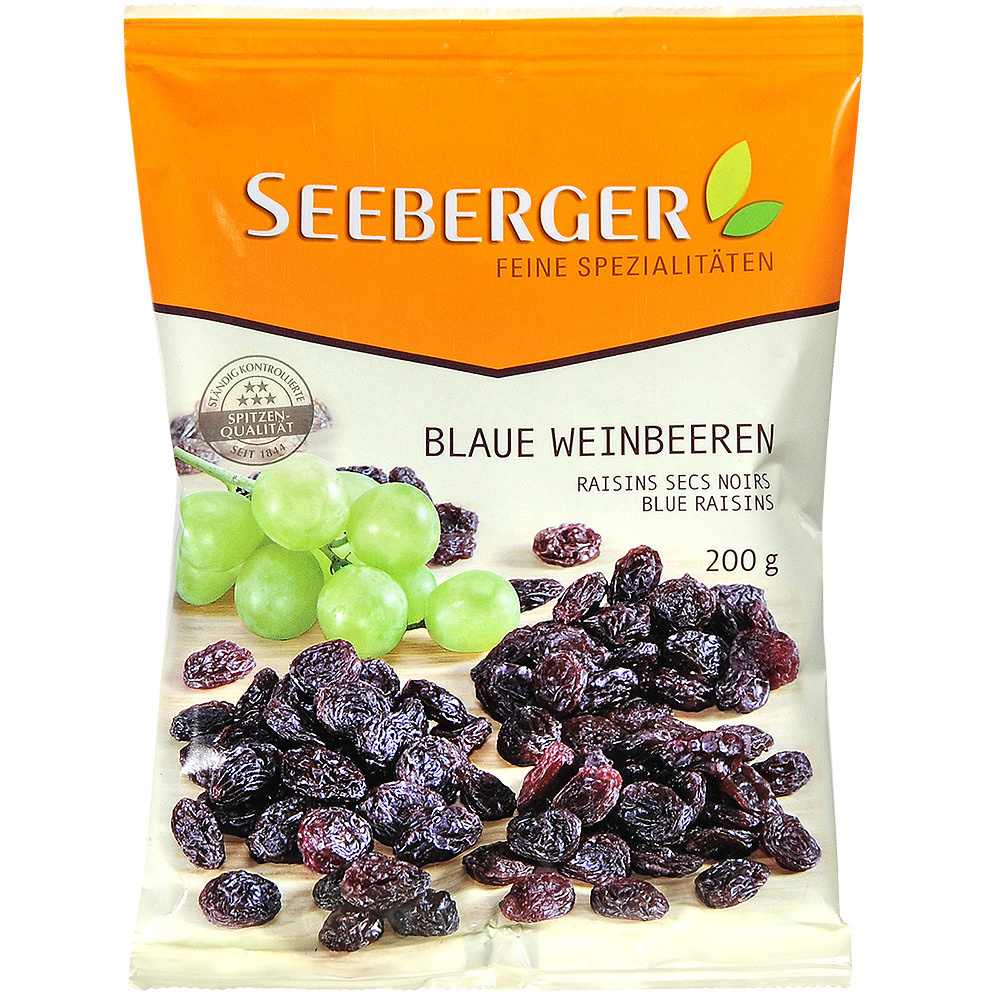 Изюм в упаковке на белом фоне.