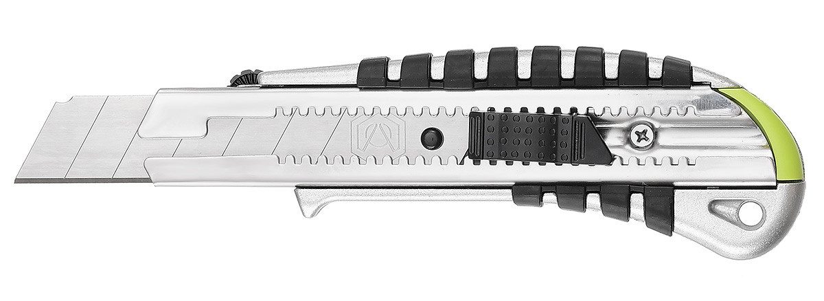 металлический нож на белом фоне