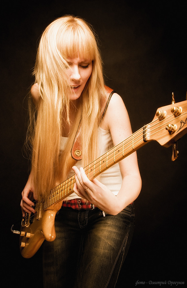 Девушка с бас гитарой
