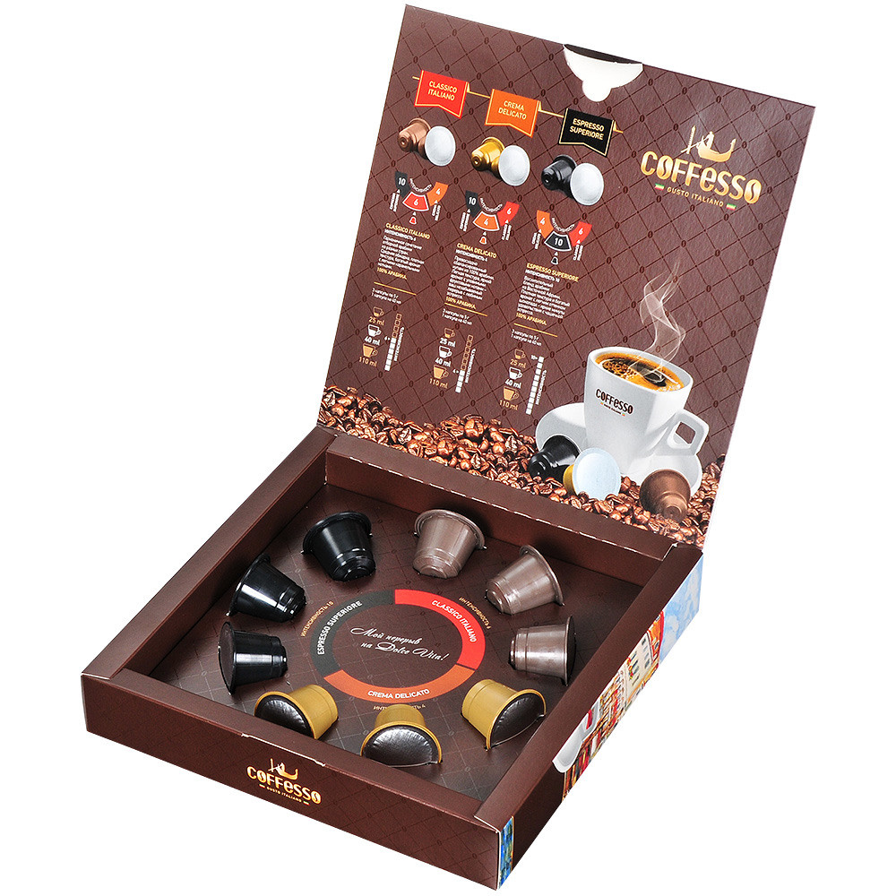 Коробка с кофе в капсулах в открытом видео на белом фоне.