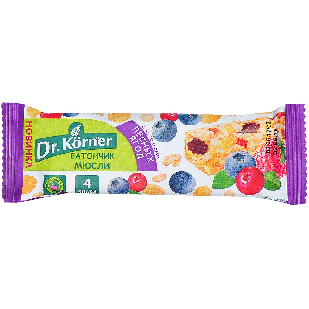 батончик мюсли на белом фоне