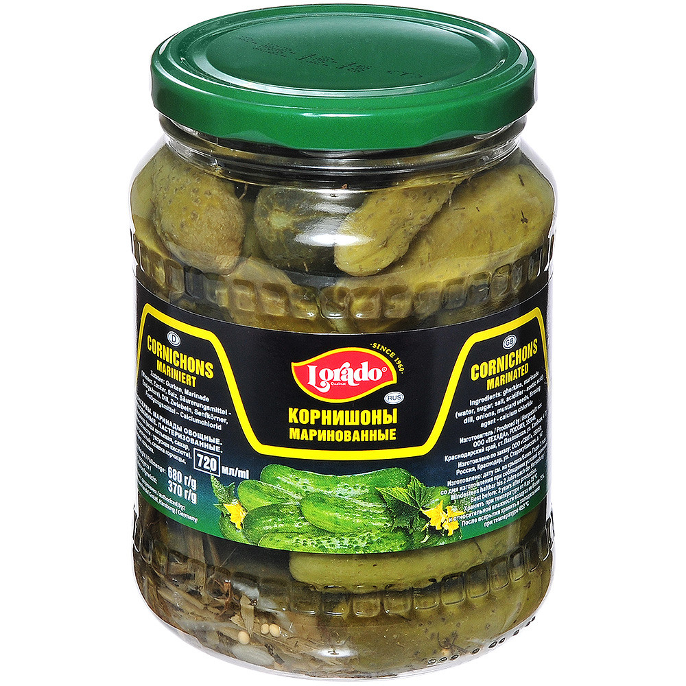 банка с огурцами на белом фоне