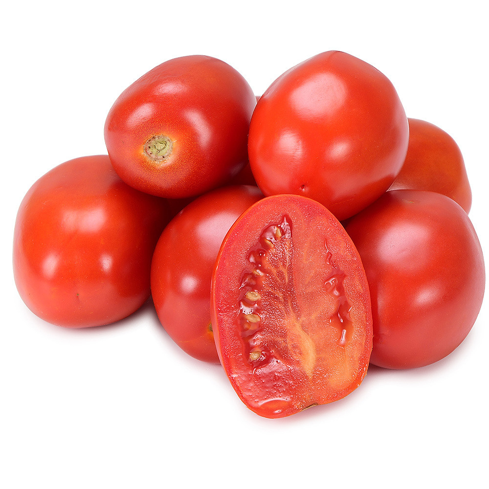 Красные помидоры лежат на белом фоне, один помидор разрезан.
