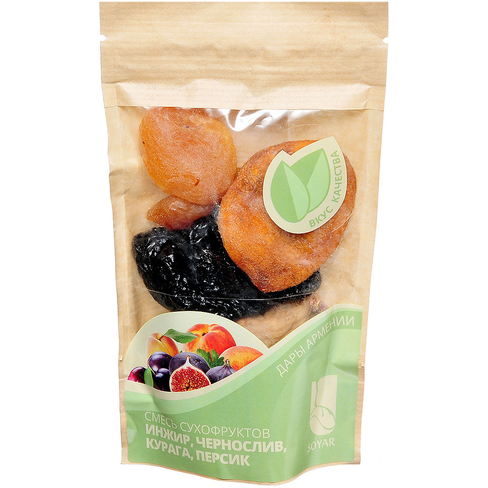 упаковка кураги и чернослива на белом фоне