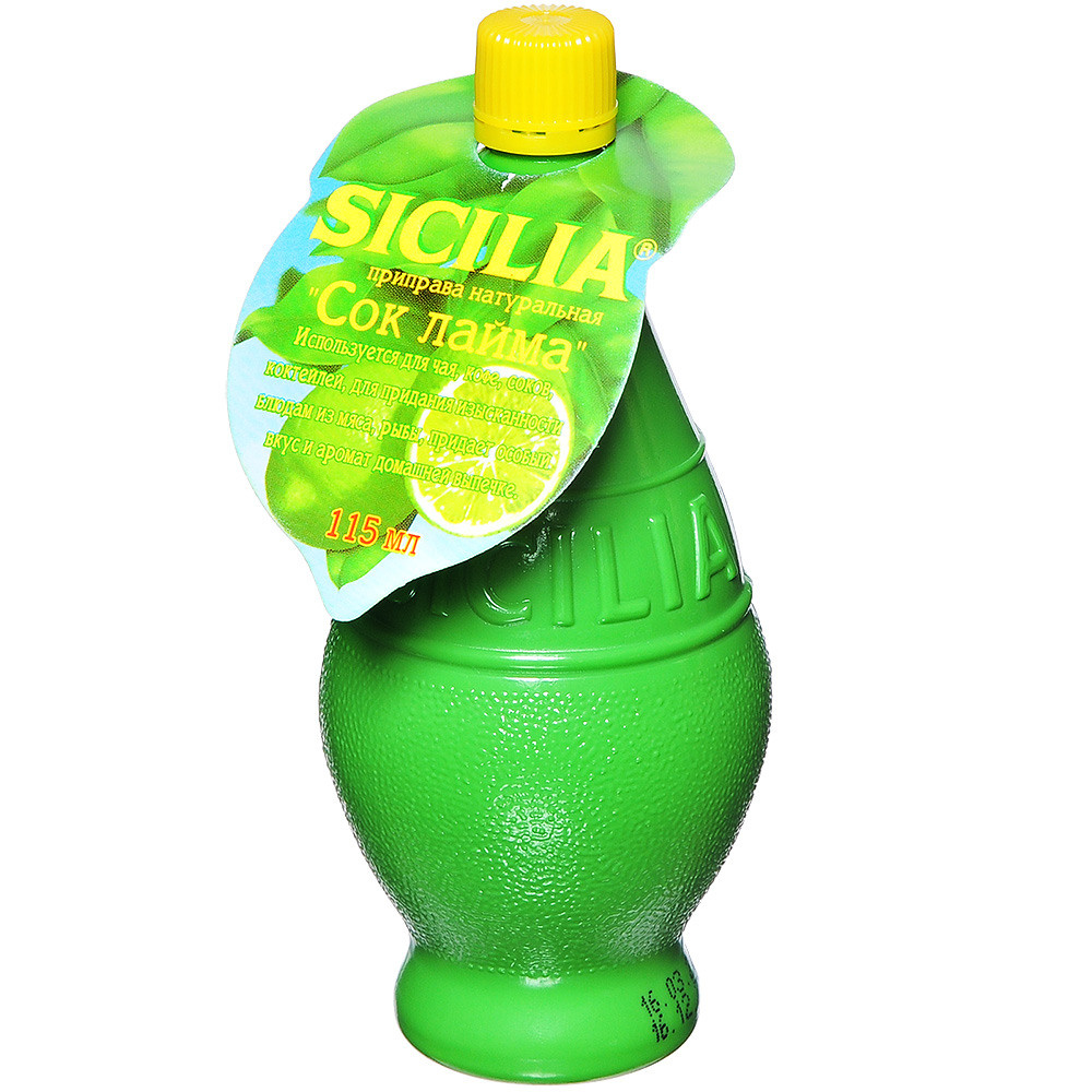 зеленая пластиковая бутылочка на белом фоне