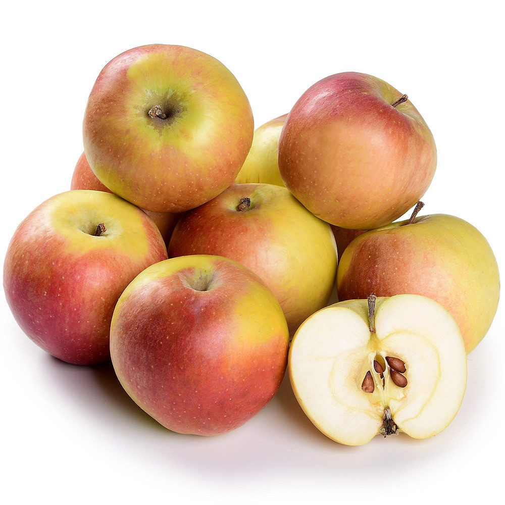 Килограмм яблок на белом фоне.