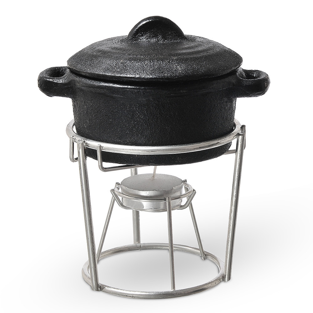 кастрюля из чугуна на белом фоне