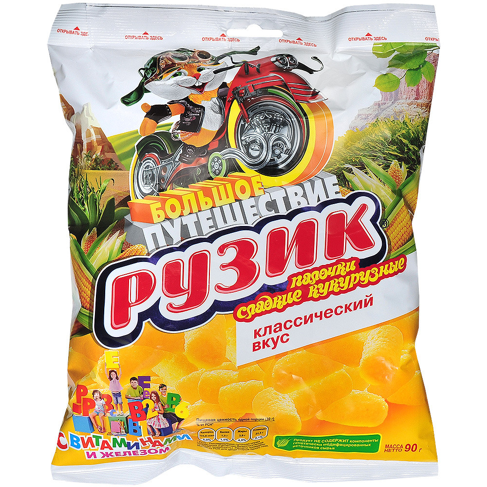 пакет с кукурузными палочками на белом фоне