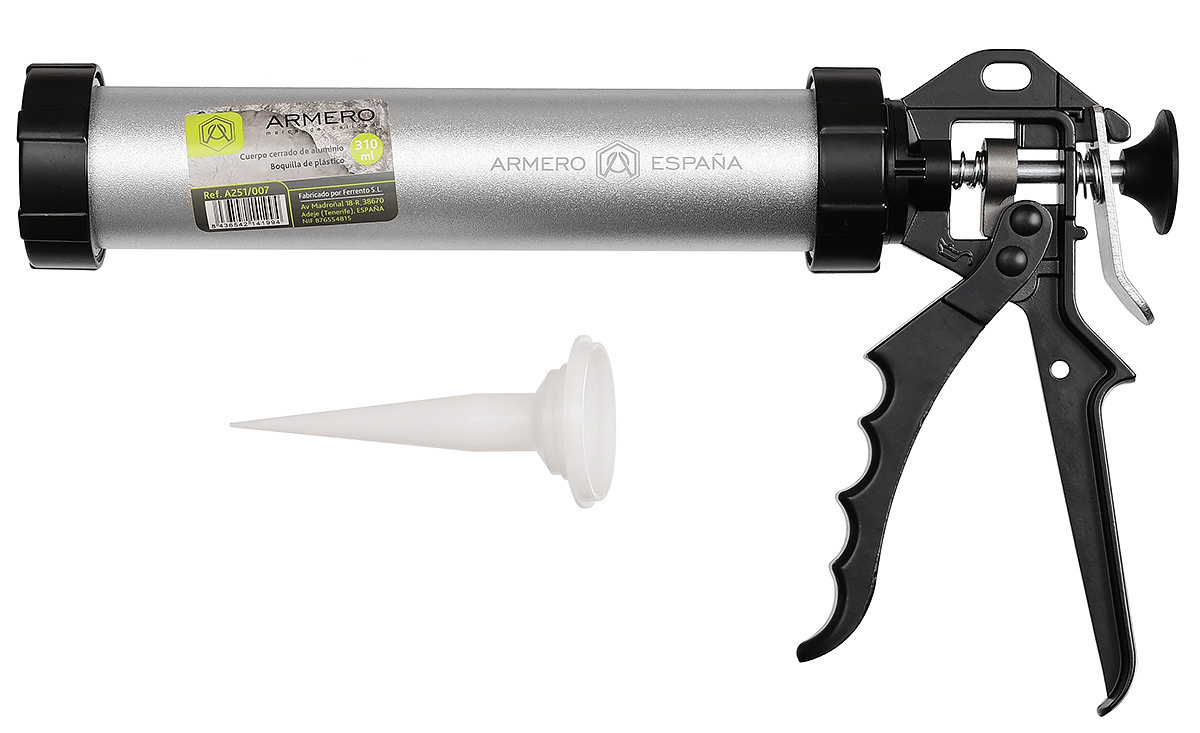 строительный инструмент на белом фоне