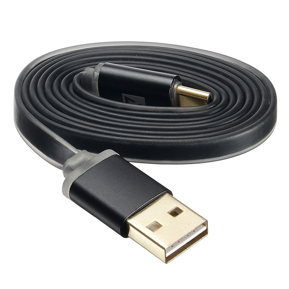 Чёрный кабель в свёрнутом виде на белом фоне.