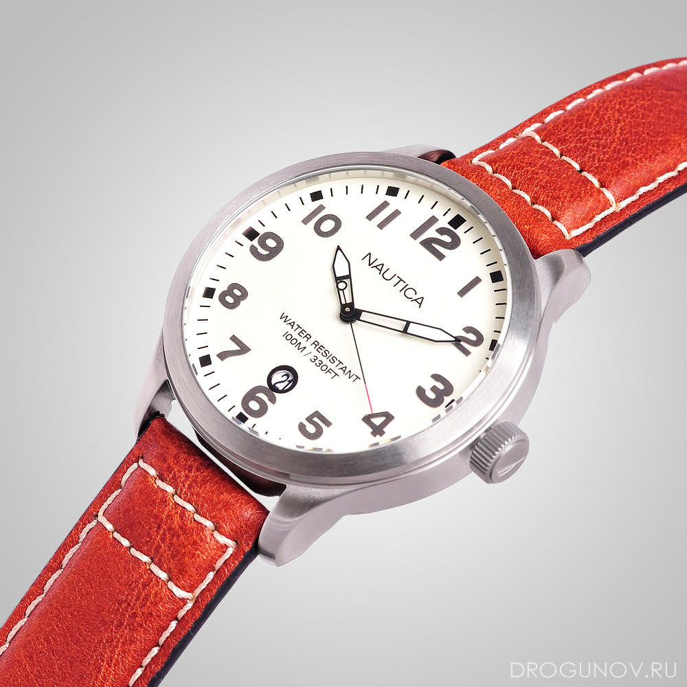 Серые часы с кожаным ремешком на сером фоне.