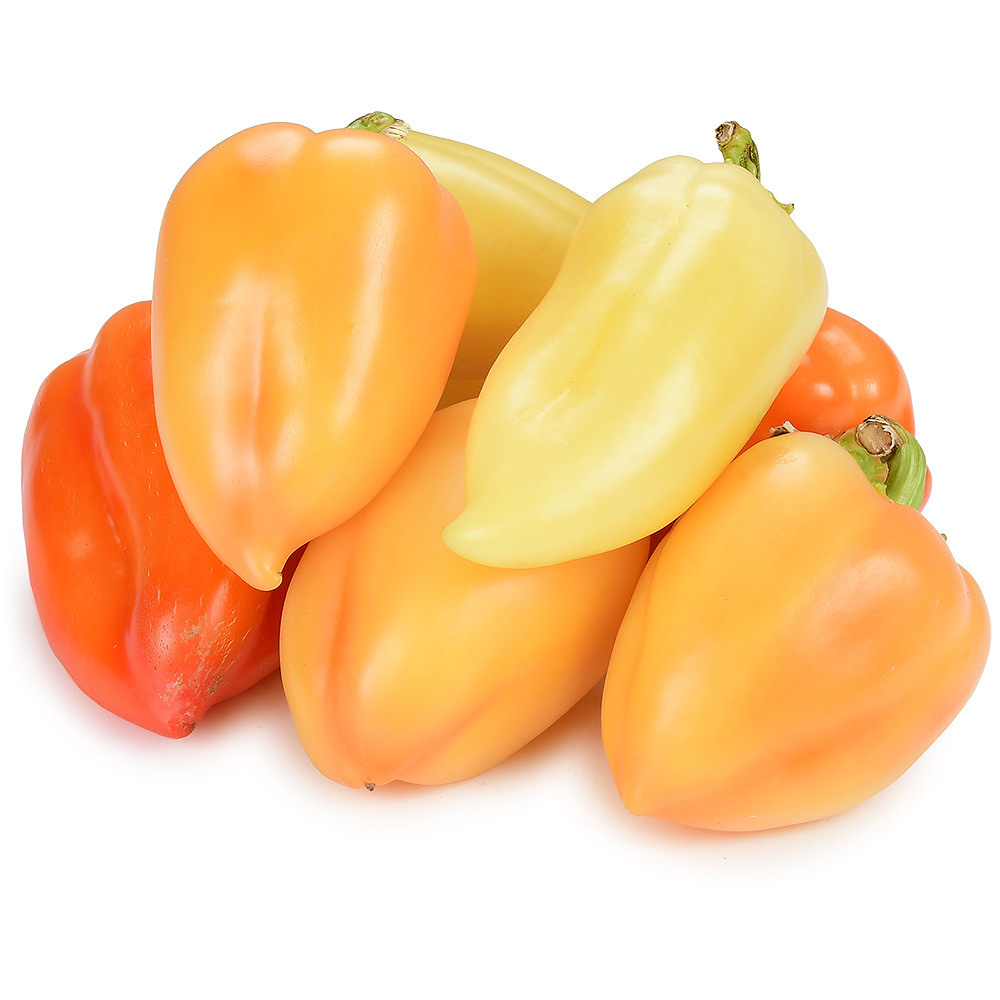 Килограмм перцев на белом фоне с тенью