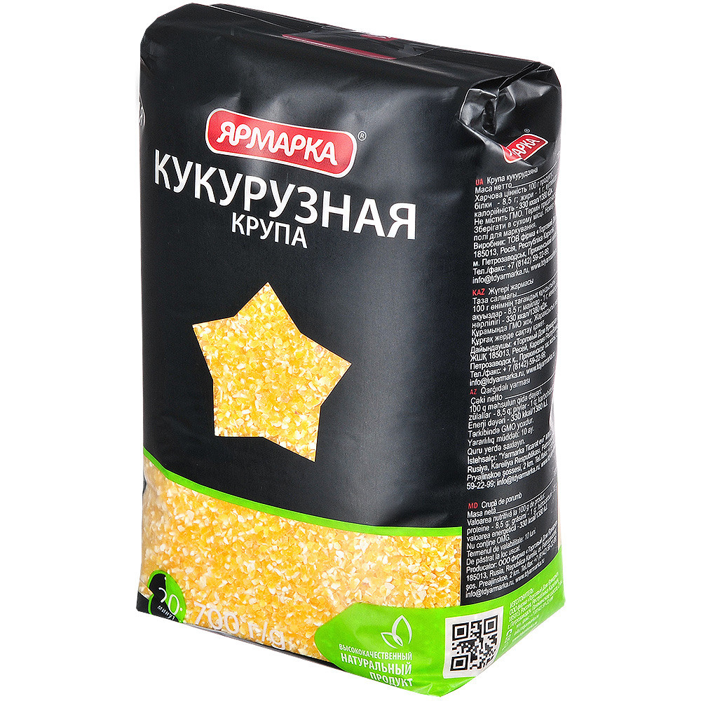 упаковка с кукурузной крупой на белом фоне