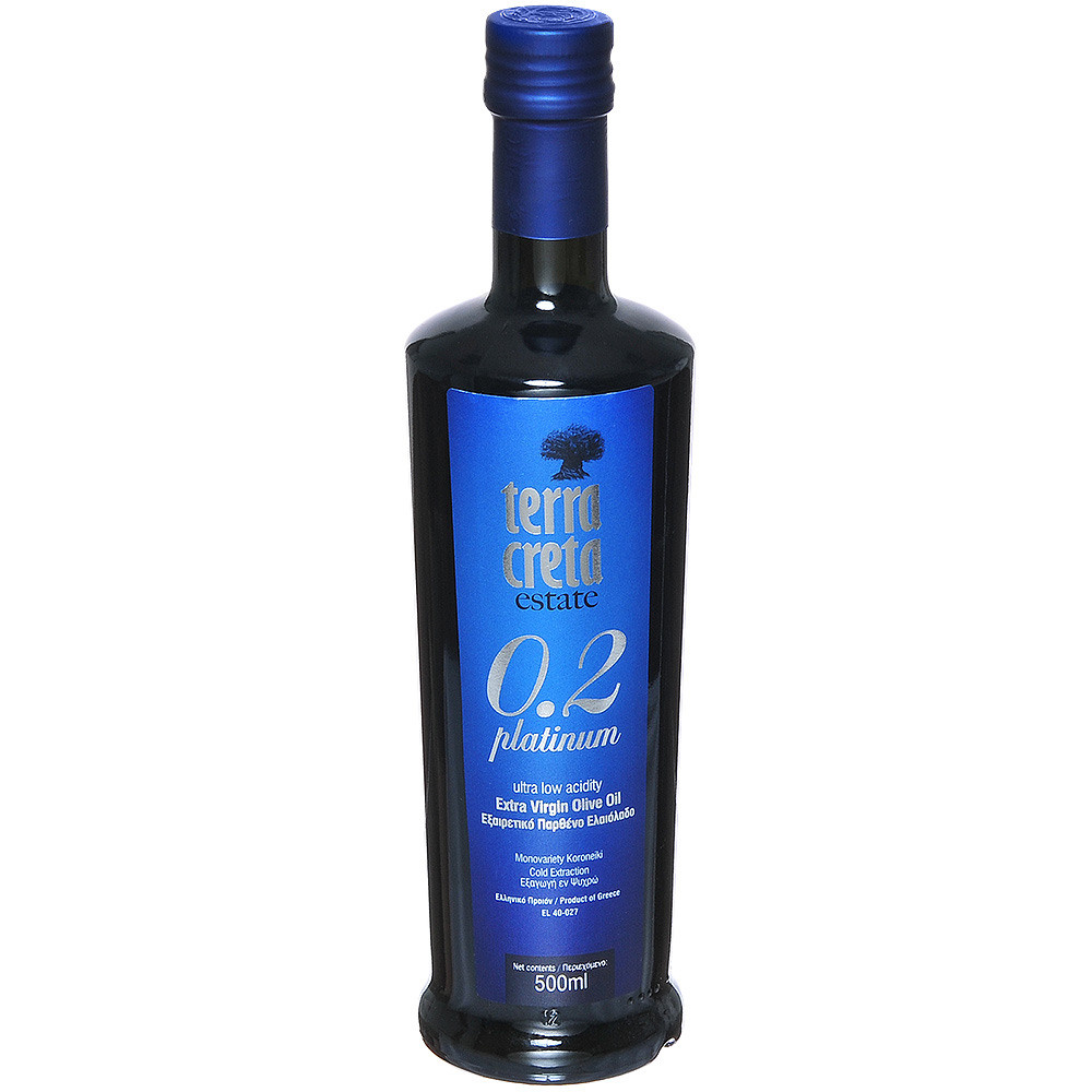 масло в чёрной бутылке с синей этикеткой на белом фоне